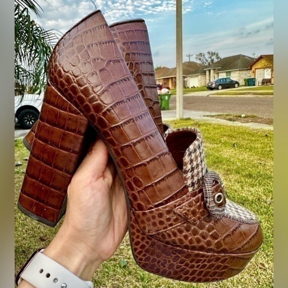 Gianni Bini Eveonne Platform Loafers - Picture 2 of 16